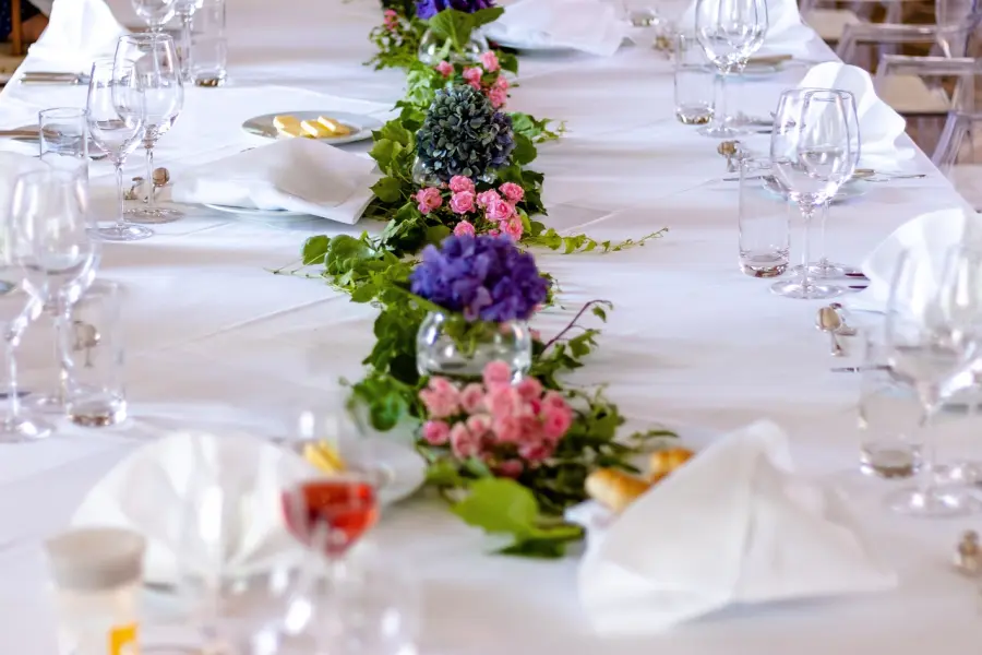 Come organizzare un evento mediatico: dalla comunicazione all’allestimento, le caratteristiche da considerare