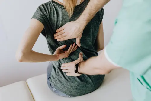 Osteopata: chi è, cosa fa e quanto guadagna questo professionista